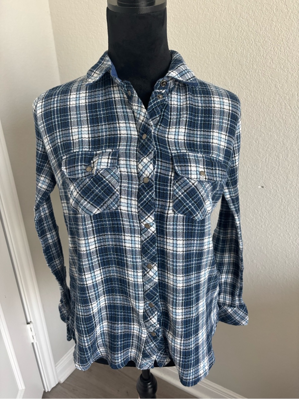Kut from the Kloth Women’s Blue and White button down shirt size small